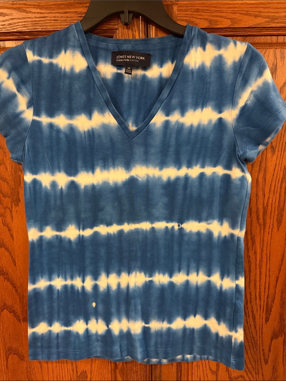 Jones New York Blue & White Tie-Dye V-Neck Tee